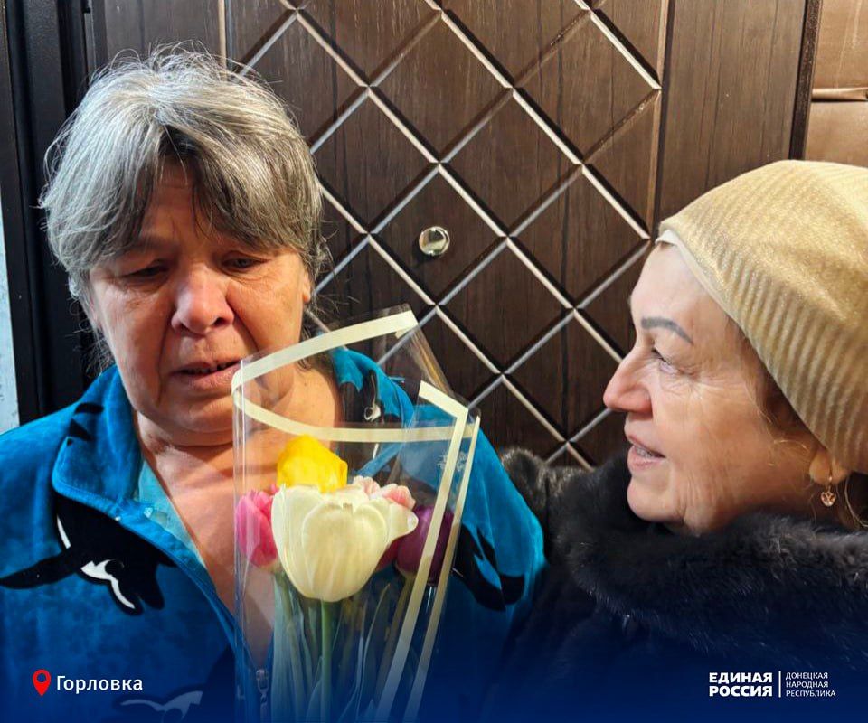 «Цветы мамам Героев»: в Горловке поздравляли женщин, воспитавших защитников «Цветы мамам Героев»: в Горловке поздравляли женщин, воспитавших защитников