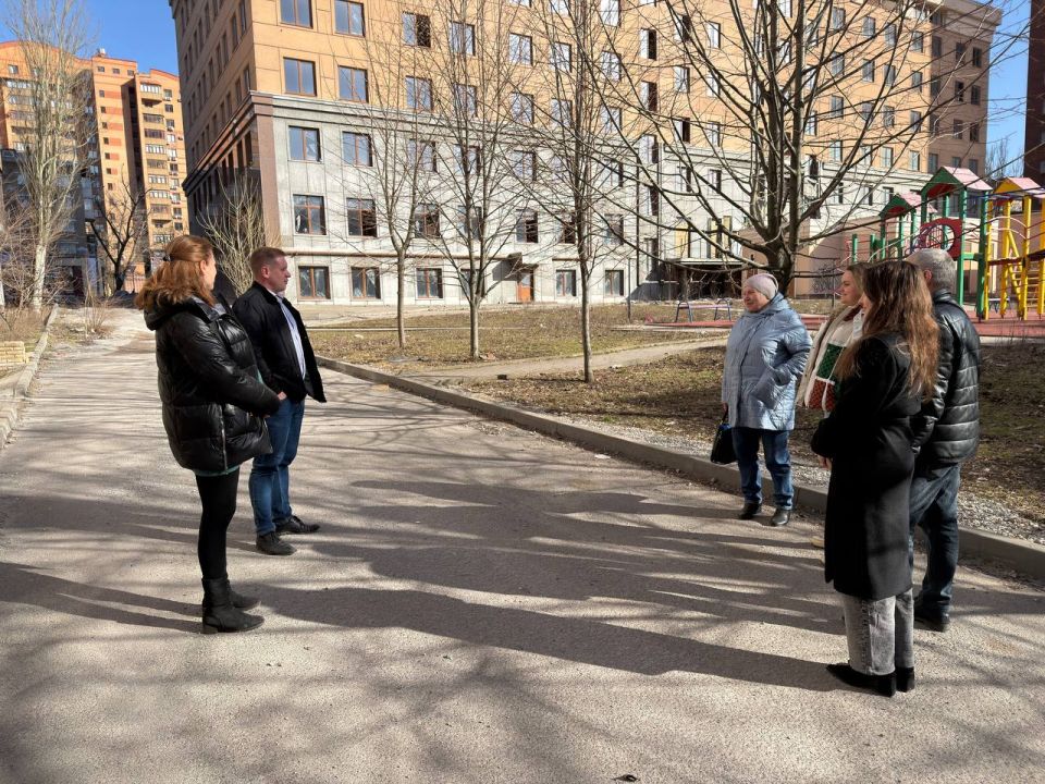 Сегодня, 10 марта, управляющий делами Управы Ворошиловского внутригородского района Администрации городского округа Донецк Тарасов Никита совместно с депутатом городского совета Хощенко Виктория встретились с населением Сегодня, 10 марта, управляющий делами Управы Ворошиловского внутригородского района Администрации городского округа Донецк Тарасов Никита совместно с депутатом городского совета Хощенко Виктория встретились с населением