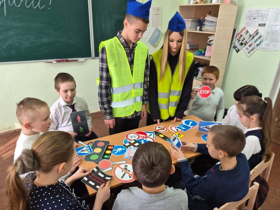 Сегодня в школах города Моспино прошли информационные уроки на тему "Безопасность на дороге" Сегодня в школах города Моспино прошли информационные уроки на тему "Безопасность на дороге"