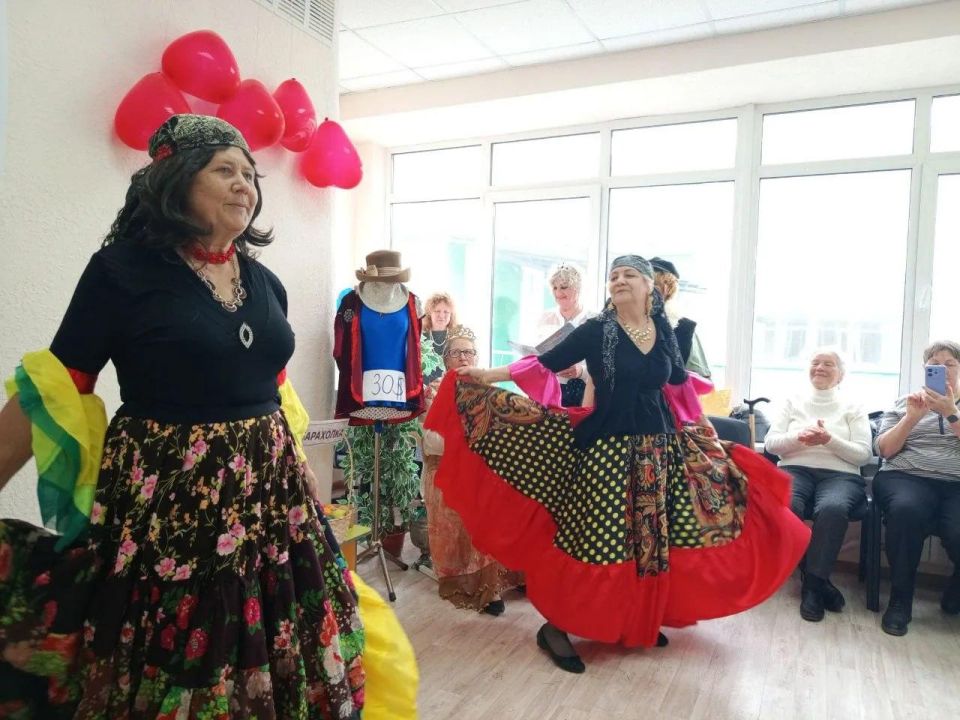 Для мариупольцев «серебряного возраста» организовали театрализованное представление Для мариупольцев «серебряного возраста» организовали театрализованное представление