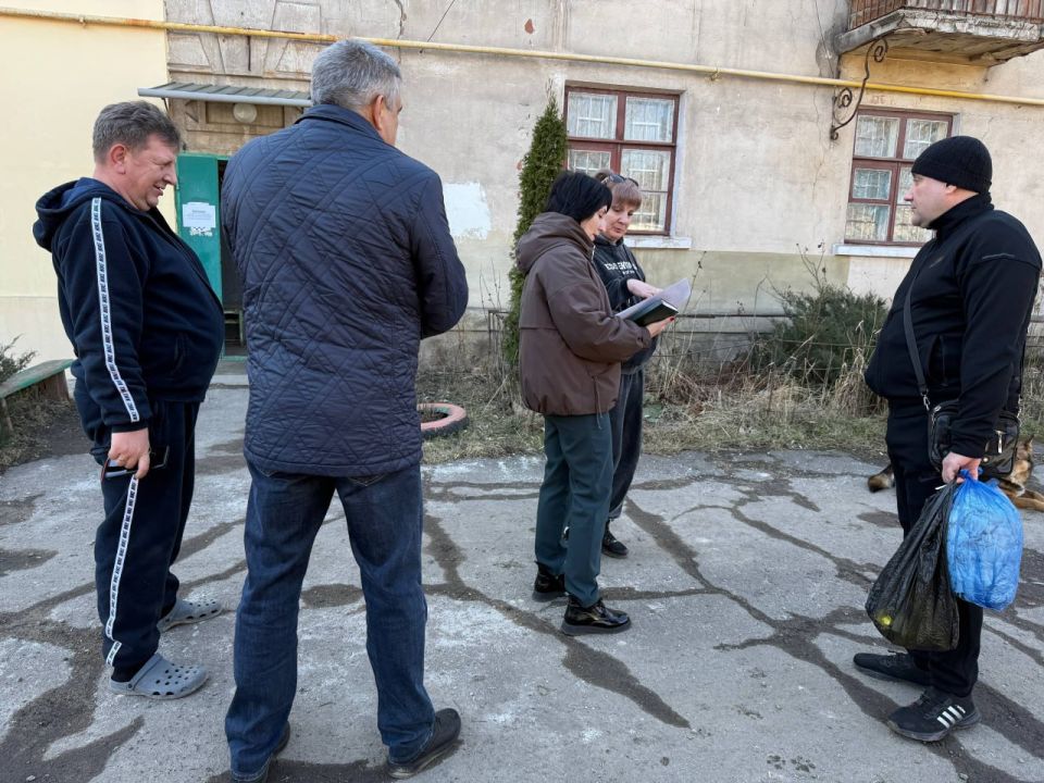 Сегодня, 11 марта, по поручению Главы ДНР Дениса Пушилина, руководитель Управы Кировского внутригородского района Администрации городского округа Макеевка Донецкой Народной Республики провел встречу с жителями на... Сегодня, 11 марта, по поручению Главы ДНР Дениса Пушилина, руководитель Управы Кировского внутригородского района Администрации городского округа Макеевка Донецкой Народной Республики провел встречу с жителями на...