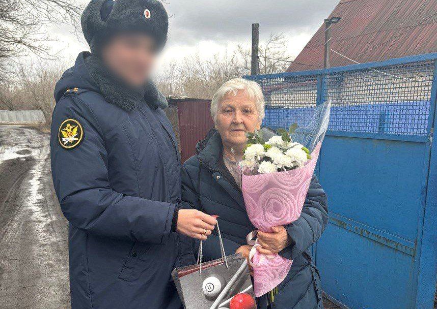 Сотрудники ИК-10 поздравили с праздником бывшую работницу УИС