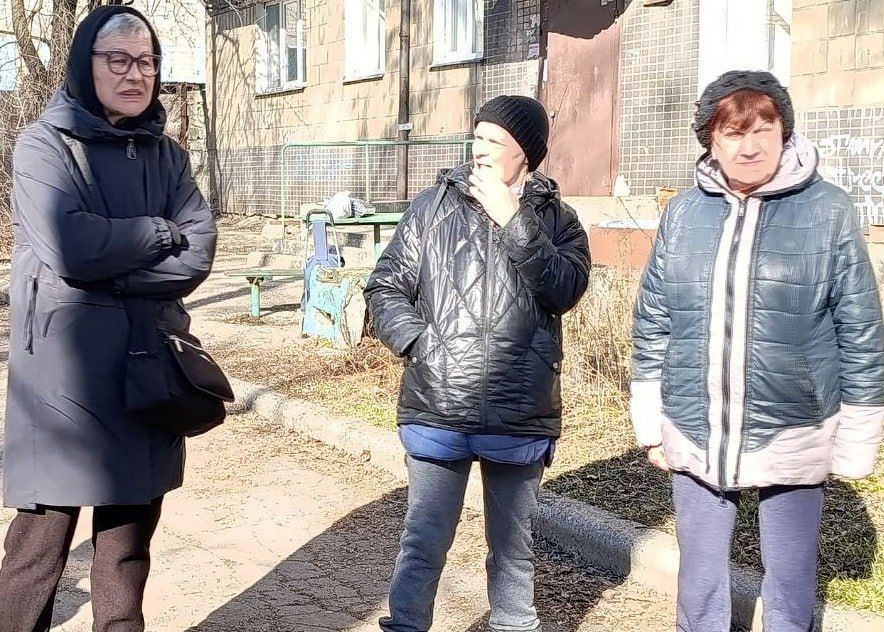 Иван Адамец: Управляющий делами администрации городского округа Донецк Юлия Сницарь провела встречу с жителями дома № 14 по улице Хлебодарной в Куйбышевском районе Иван Адамец: Управляющий делами администрации городского округа Донецк Юлия Сницарь провела встречу с жителями дома № 14 по улице Хлебодарной в Куйбышевском районе