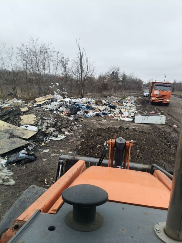 Силами ГУП ДНР «Донснабкомплект» продолжаются работы по вывозу свалок с территории Петровского района Силами ГУП ДНР «Донснабкомплект» продолжаются работы по вывозу свалок с территории Петровского района