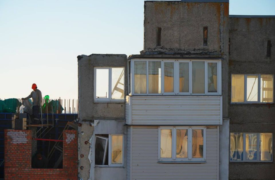 Вместо обгоревших остовов - современные дома: вторую жизнь получили многоэтажки на проспекте Победы в Мариуполе Вместо обгоревших остовов - современные дома: вторую жизнь получили многоэтажки на проспекте Победы в Мариуполе
