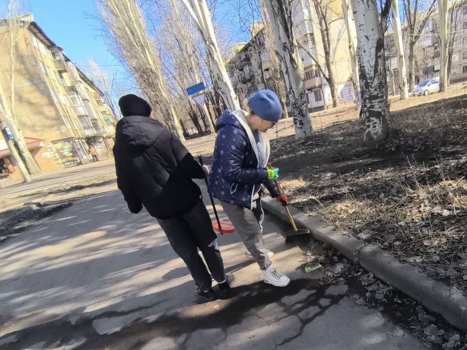 Роман Конев: В Калининском районе проходят субботники в рамках проекта «Городская среда», инициированного партией «Единая Россия» Роман Конев: В Калининском районе проходят субботники в рамках проекта «Городская среда», инициированного партией «Единая Россия»