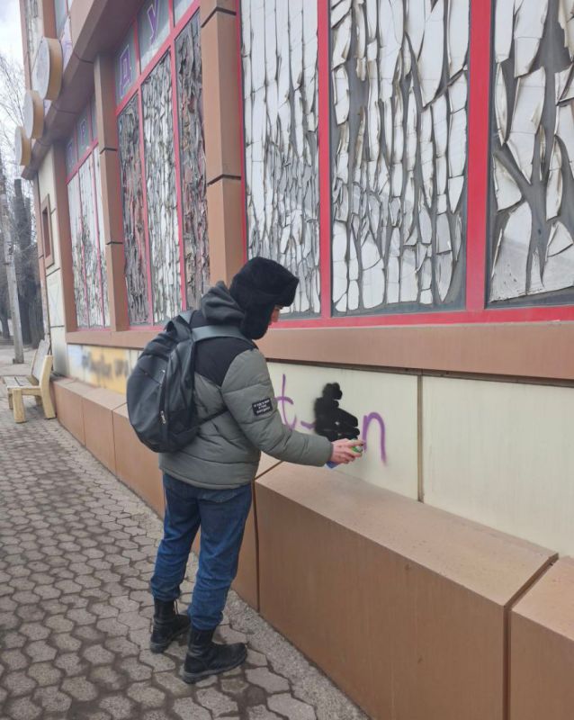 В Донецке силами полиции и активистов проведена масштабная акция по ликвидации рекламы наркотиков, сообщили в МВД по ДНР В Донецке силами полиции и активистов проведена масштабная акция по ликвидации рекламы наркотиков, сообщили в МВД по ДНР