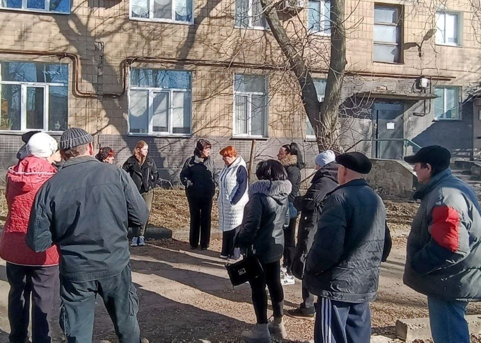 Иван Адамец: Управляющий делами администрации городского округа Донецк Юлия Сницарь провела встречу с жителями дома № 14 по улице Хлебодарной в Куйбышевском районе Иван Адамец: Управляющий делами администрации городского округа Донецк Юлия Сницарь провела встречу с жителями дома № 14 по улице Хлебодарной в Куйбышевском районе