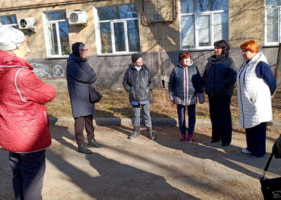 Иван Адамец: Управляющий делами администрации городского округа Донецк Юлия Сницарь провела встречу с жителями дома № 14 по улице Хлебодарной в Куйбышевском районе Иван Адамец: Управляющий делами администрации городского округа Донецк Юлия Сницарь провела встречу с жителями дома № 14 по улице Хлебодарной в Куйбышевском районе