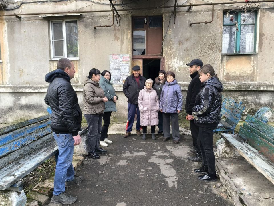 10 марта, в рамках проекта "Управдом", состоялся значимый диалог между депутатом Торезского городского совета от фракции "Единая Россия" Анной Матраевой и жителями многоквартирных домов по улице Стаханова 10 марта, в рамках проекта "Управдом", состоялся значимый диалог между депутатом Торезского городского совета от фракции "Единая Россия" Анной Матраевой и жителями многоквартирных домов по улице Стаханова