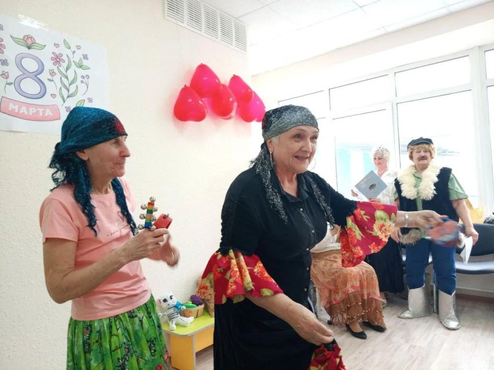 Для мариупольцев «серебряного возраста» организовали театрализованное представление Для мариупольцев «серебряного возраста» организовали театрализованное представление