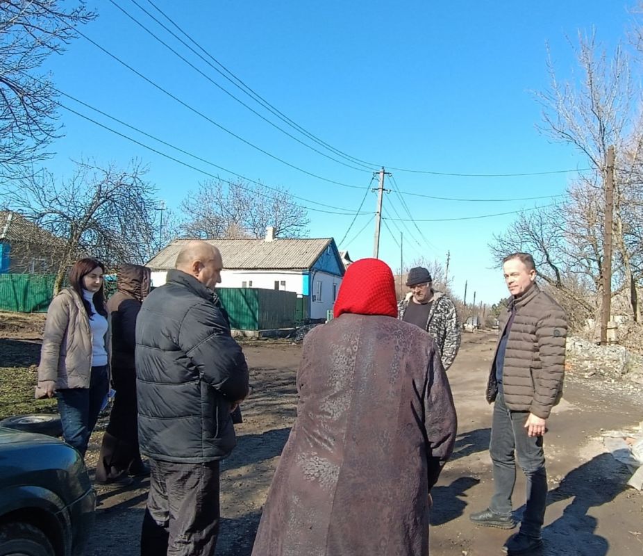Сегодня, 11 марта, депутат Народного Совета Донецкой Народной Республики фракции Единой России Игорь Матрус провел прием граждан в общественной приемной партии «Единая Россия» Советского внутригородского района городского... Сегодня, 11 марта, депутат Народного Совета Донецкой Народной Республики фракции Единой России Игорь Матрус провел прием граждан в общественной приемной партии «Единая Россия» Советского внутригородского района городского...
