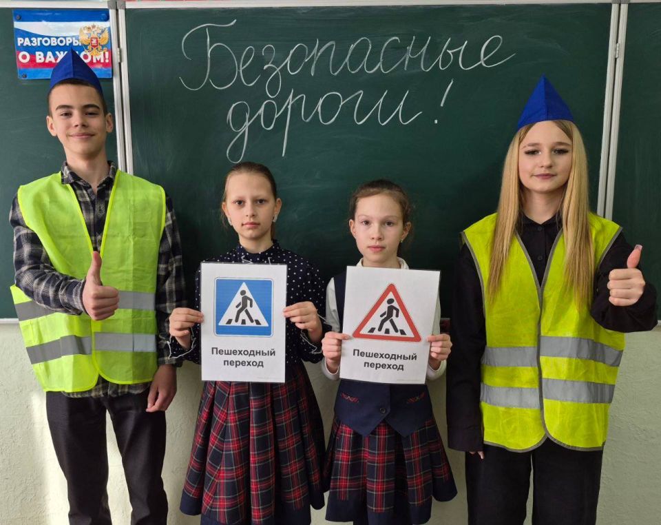 Сегодня в школах города Моспино прошли информационные уроки на тему "Безопасность на дороге" Сегодня в школах города Моспино прошли информационные уроки на тему "Безопасность на дороге"