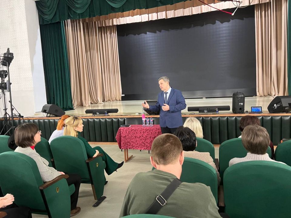 Михаил Желтяков: Провел рабочую встречу с коллективом Тельмановского районного Дома культуры