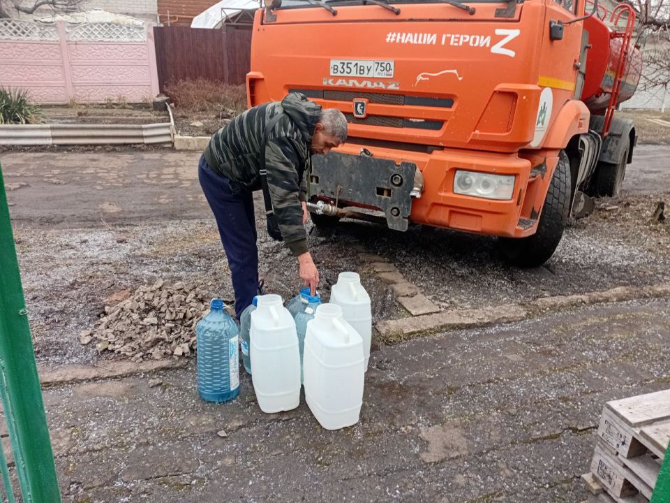 Сегодня, 11 марта, в Кировском внутригородском районе, согласно поступившим заявкам, был организован подвоз воды для жителей домов, в которые в установленный графиком день не поступила вода Сегодня, 11 марта, в Кировском внутригородском районе, согласно поступившим заявкам, был организован подвоз воды для жителей домов, в которые в установленный графиком день не поступила вода