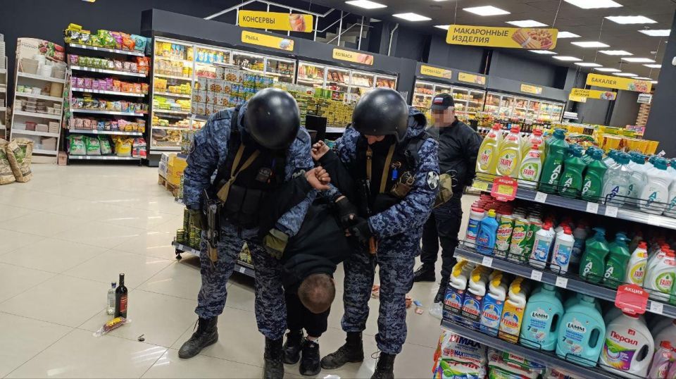 Ночью в Донецке росгвардейцы задержали вора на месте преступления Ночью в Донецке росгвардейцы задержали вора на месте преступления