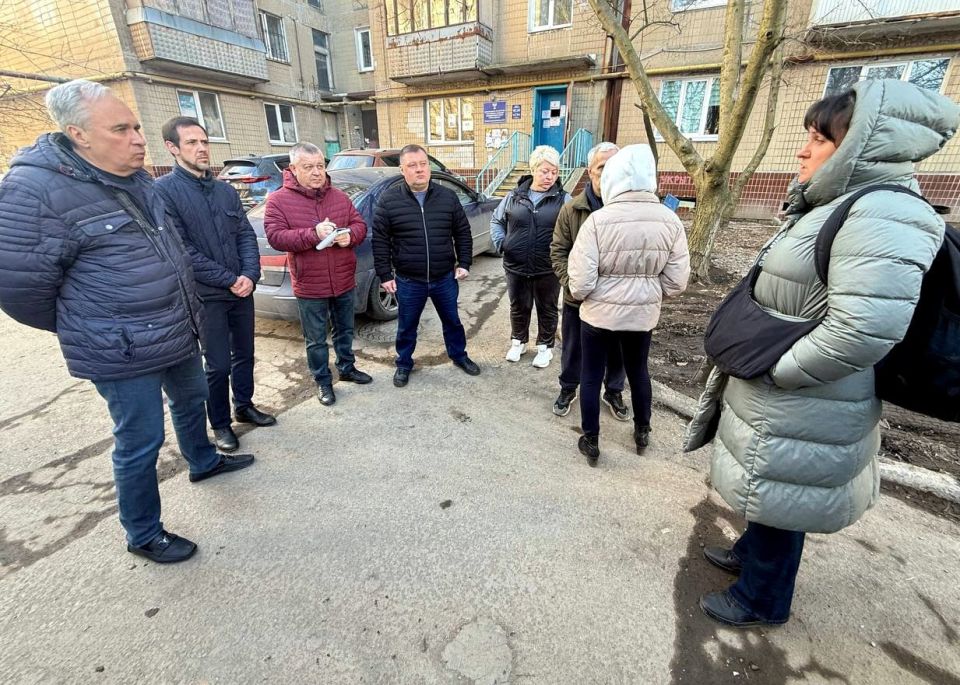 Руководитель управы Куйбышевского района Иван Адамец совместно с депутатами Донецкого городского совета Германом Полуниным, Дмитрием Пефтеевым, Валерием Солодовниковым, Эдуардом Момотом и представителями коммунальной сферы... Руководитель управы Куйбышевского района Иван Адамец совместно с депутатами Донецкого городского совета Германом Полуниным, Дмитрием Пефтеевым, Валерием Солодовниковым, Эдуардом Момотом и представителями коммунальной сферы...