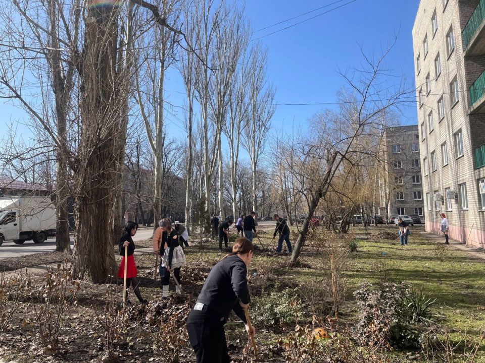 Сегодня, 12 марта, в Червоногвардейском районе предприятия, учреждения и организации продолжают наводить порядок на улицах и прилегающих территориях в рамках партийного проекта Единой России «Городская среда» Сегодня, 12 марта, в Червоногвардейском районе предприятия, учреждения и организации продолжают наводить порядок на улицах и прилегающих территориях в рамках партийного проекта Единой России «Городская среда»