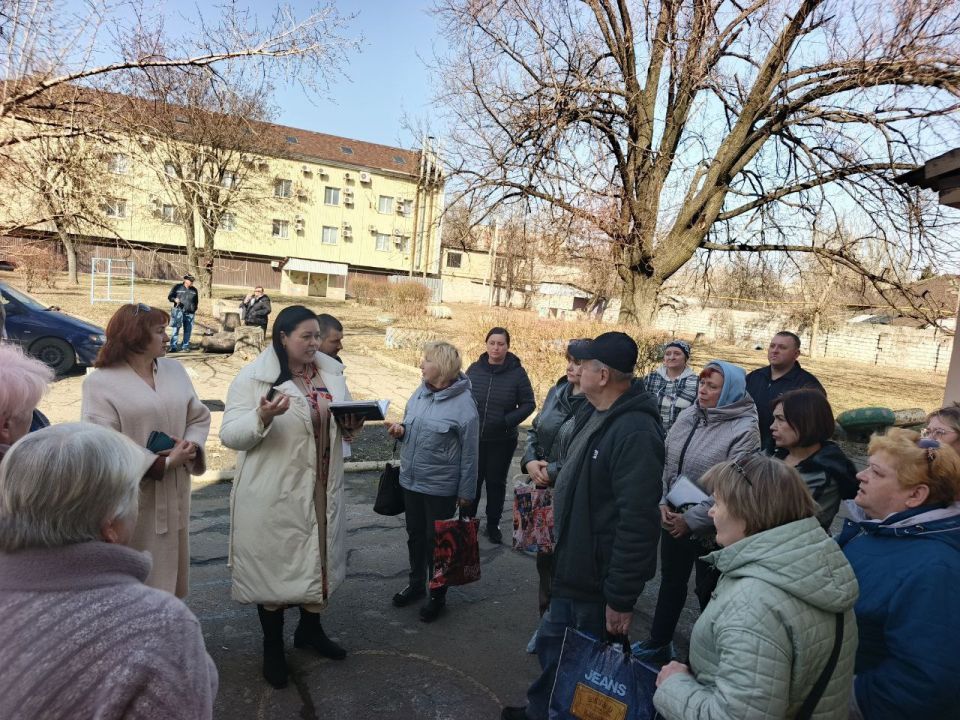Сегодня в нашем офисе Шишкина Елена Николаевна — депутат Народного Совета Донецкой Народной Республики — провела важную встречу и личный приём граждан по личным вопросам Сегодня в нашем офисе Шишкина Елена Николаевна — депутат Народного Совета Донецкой Народной Республики — провела важную встречу и личный приём граждан по личным вопросам