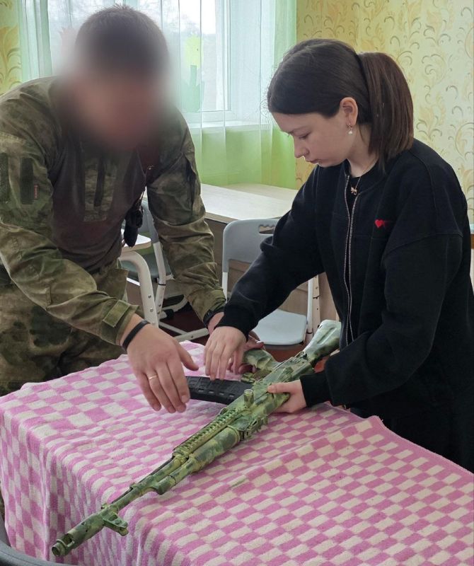 Школьники Старобешевского округа встретились с Росгвардией Школьники Старобешевского округа встретились с Росгвардией