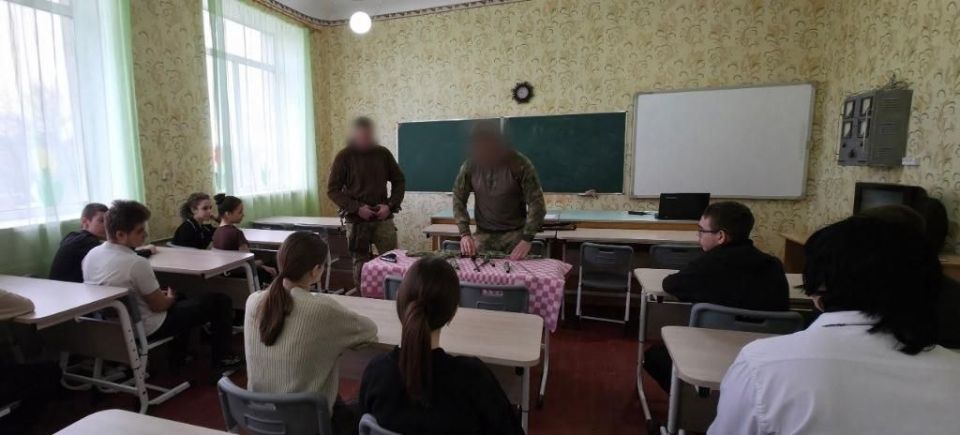 Школьники Старобешевского округа встретились с Росгвардией Школьники Старобешевского округа встретились с Росгвардией