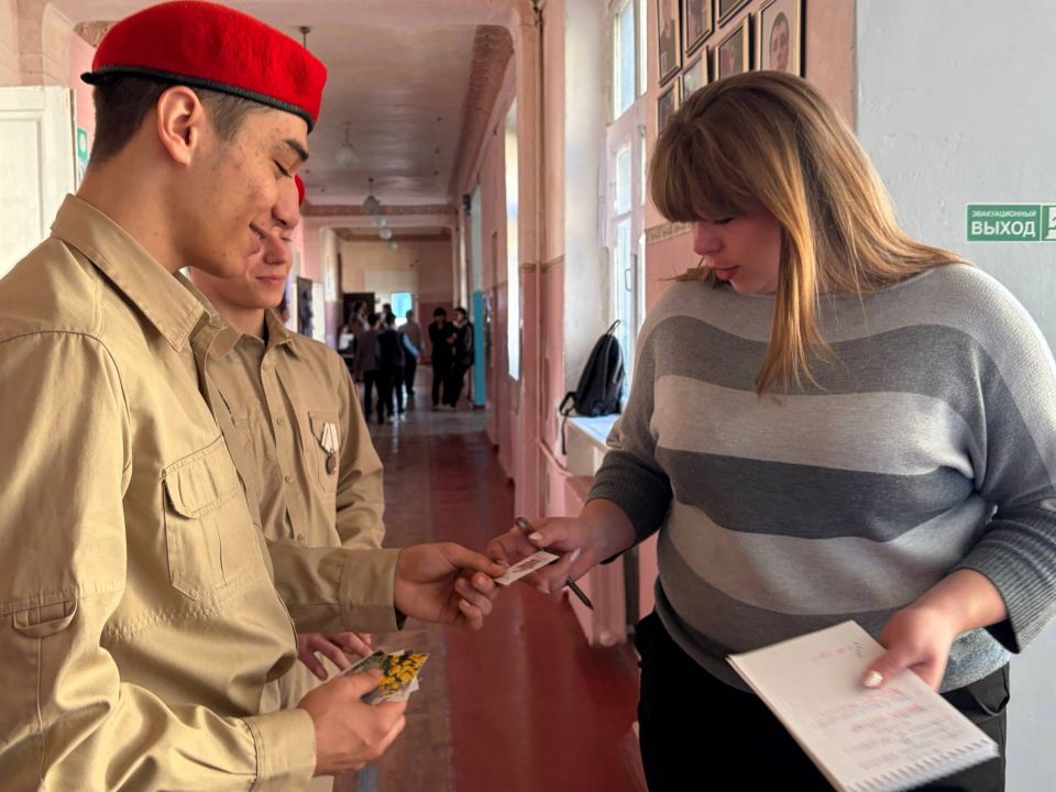 Юнармейцы поздравили любимых учителей! Юнармейцы поздравили любимых учителей!