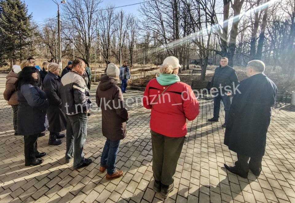Сегодня в Куйбышевском районе состоялась встреча заместителя главы администрации г.о. Донецк с трудовым коллективом спортивного комплекса «Дельфин» Сегодня в Куйбышевском районе состоялась встреча заместителя главы администрации г.о. Донецк с трудовым коллективом спортивного комплекса «Дельфин»