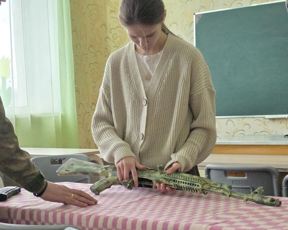 Школьники Старобешевского округа встретились с Росгвардией Школьники Старобешевского округа встретились с Росгвардией