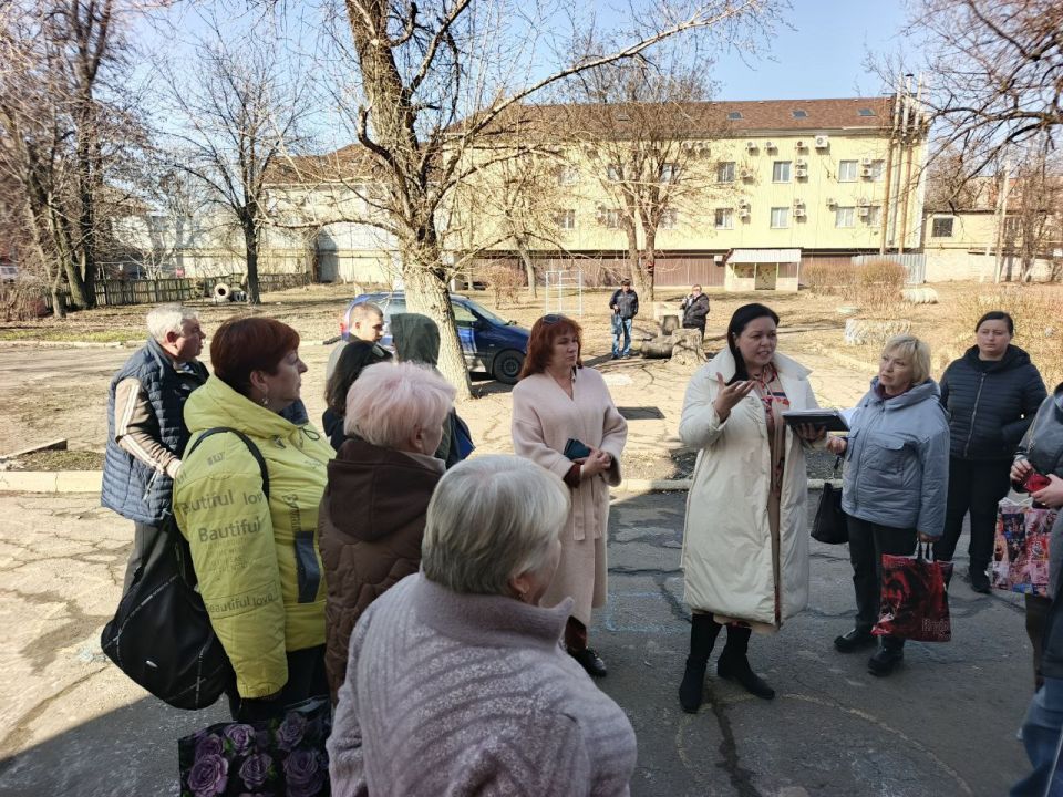 Сегодня в нашем офисе Шишкина Елена Николаевна — депутат Народного Совета Донецкой Народной Республики — провела важную встречу и личный приём граждан по личным вопросам Сегодня в нашем офисе Шишкина Елена Николаевна — депутат Народного Совета Донецкой Народной Республики — провела важную встречу и личный приём граждан по личным вопросам