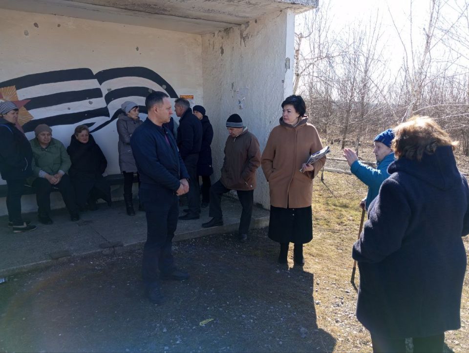 Александр Пеняев: Вместе с председателем Ясиноватского муниципального совета Анной Бондарь провели очередную встречу с жителями Минерального Александр Пеняев: Вместе с председателем Ясиноватского муниципального совета Анной Бондарь провели очередную встречу с жителями Минерального