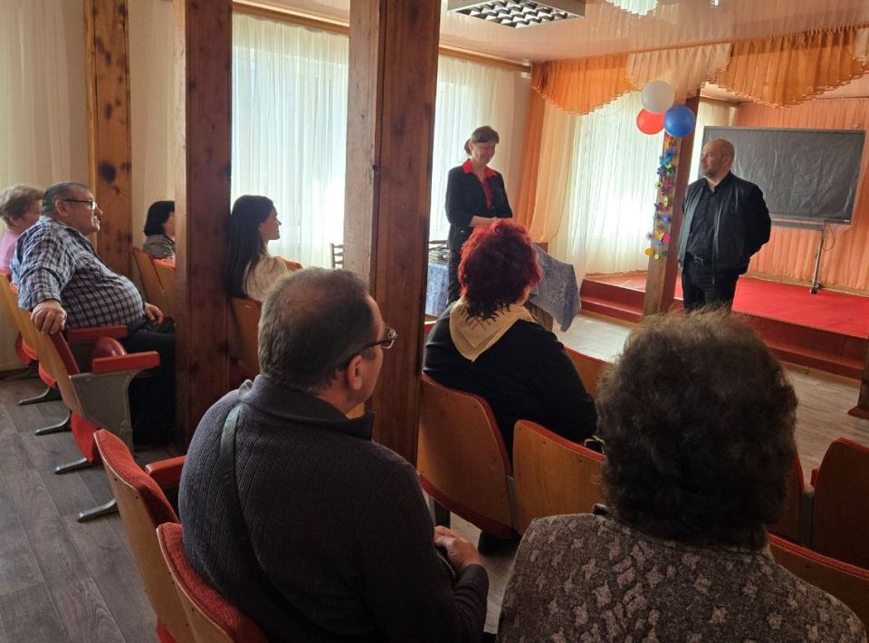 Сегодня, 12 марта, глава муниципального образования городского округа Дебальцево, секретарь МО Всероссийской политической партии «Единая Россия» Сергей Желновач встретился с трудовым коллективом МБУДО "Мироновская детская... Сегодня, 12 марта, глава муниципального образования городского округа Дебальцево, секретарь МО Всероссийской политической партии «Единая Россия» Сергей Желновач встретился с трудовым коллективом МБУДО "Мироновская детская...