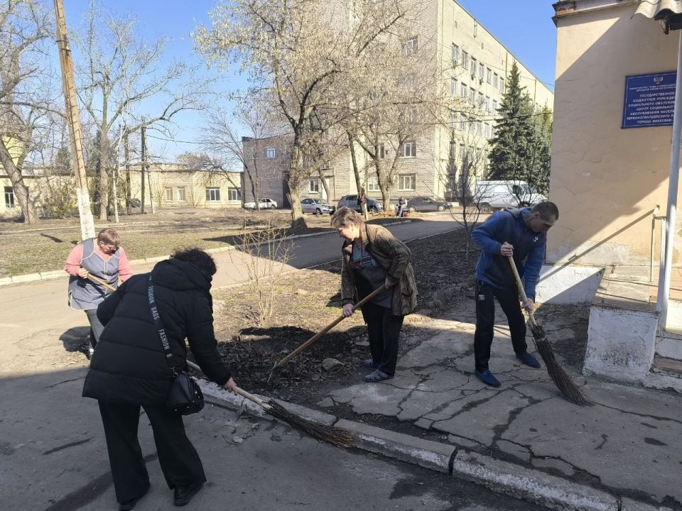 Сегодня, 12 марта, в Червоногвардейском районе предприятия, учреждения и организации продолжают наводить порядок на улицах и прилегающих территориях в рамках партийного проекта Единой России «Городская среда» Сегодня, 12 марта, в Червоногвардейском районе предприятия, учреждения и организации продолжают наводить порядок на улицах и прилегающих территориях в рамках партийного проекта Единой России «Городская среда»