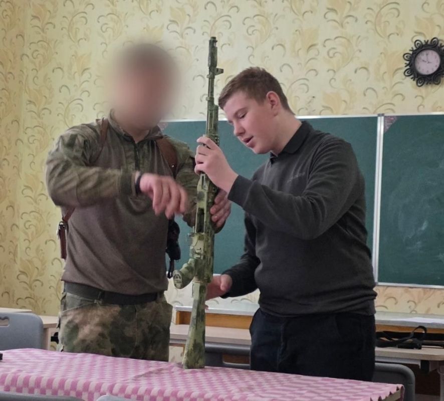 Школьники Старобешевского округа встретились с Росгвардией Школьники Старобешевского округа встретились с Росгвардией