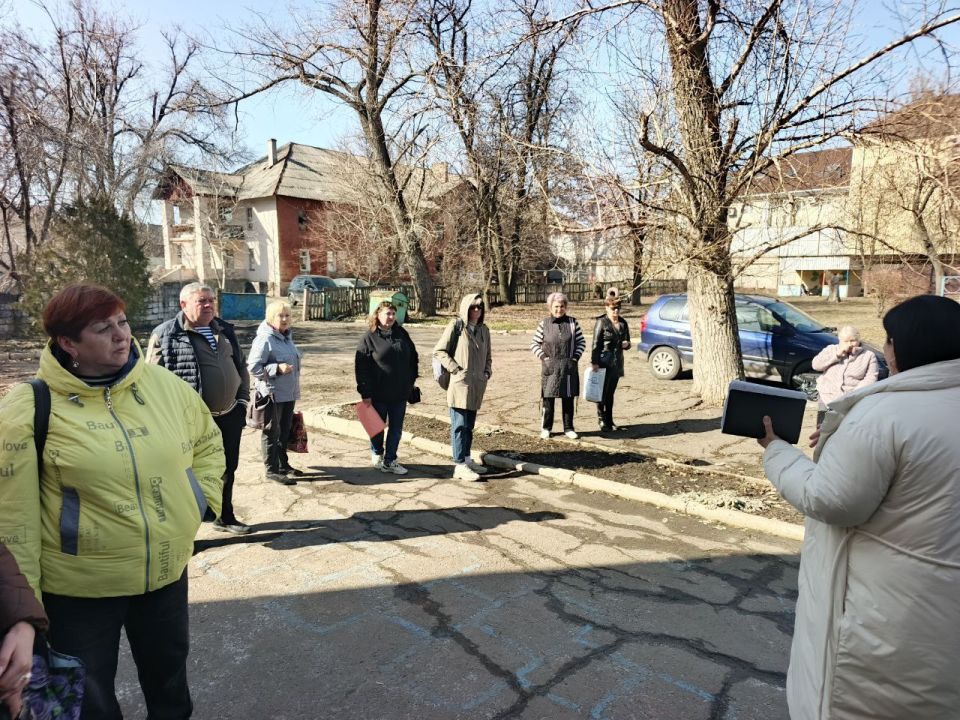 Сегодня в нашем офисе Шишкина Елена Николаевна — депутат Народного Совета Донецкой Народной Республики — провела важную встречу и личный приём граждан по личным вопросам Сегодня в нашем офисе Шишкина Елена Николаевна — депутат Народного Совета Донецкой Народной Республики — провела важную встречу и личный приём граждан по личным вопросам