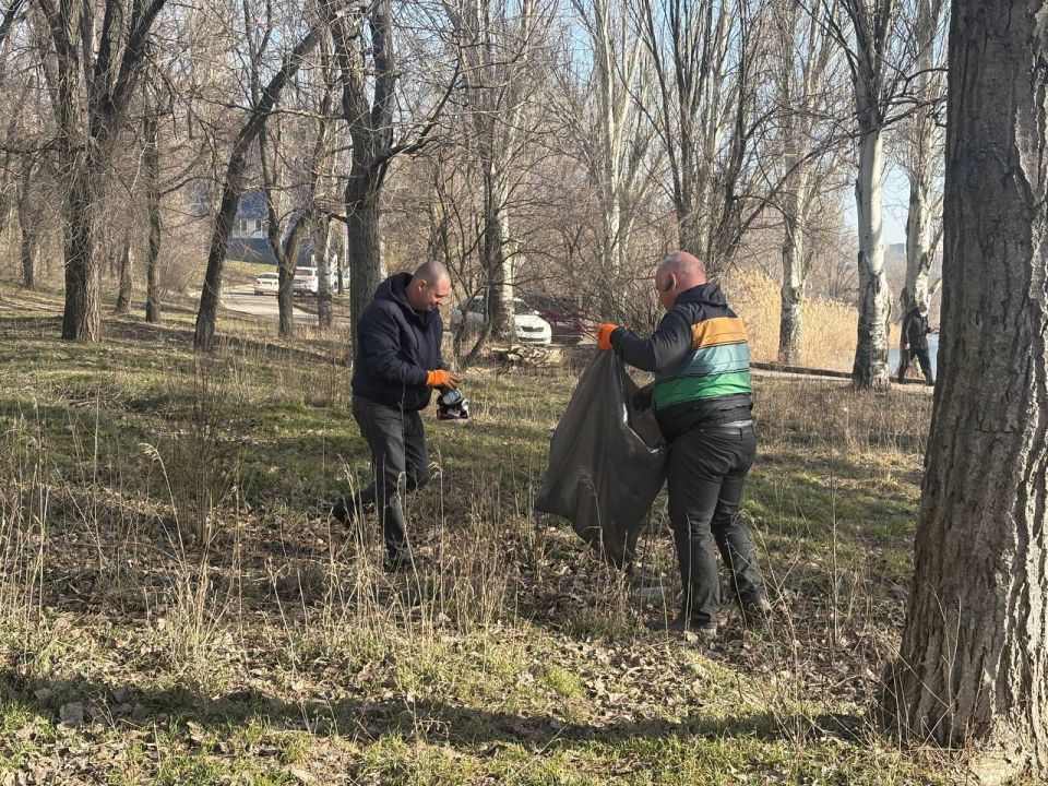 Сегодня в рамках партийного проекта Единой России «Городская среда» в Ворошиловском районе прошла экологическая акция «Чистый четверг» Сегодня в рамках партийного проекта Единой России «Городская среда» в Ворошиловском районе прошла экологическая акция «Чистый четверг»