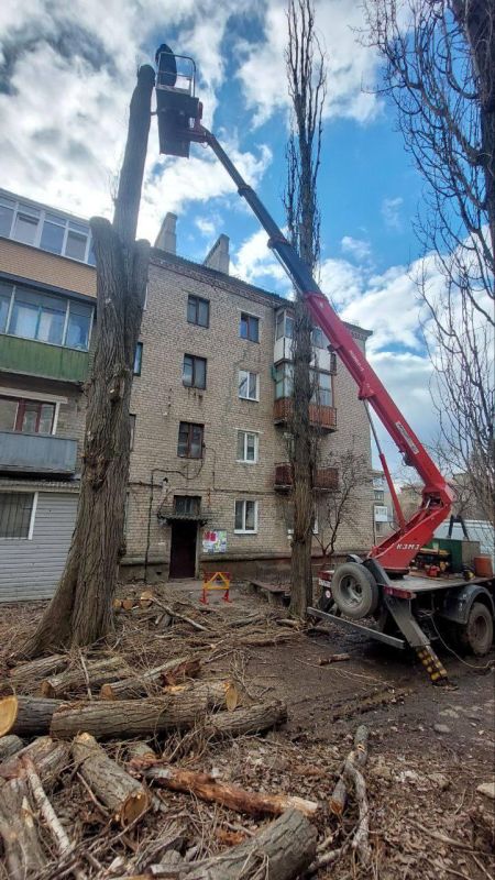 Спецтехника от Кузбасса активно используется для поддержания инфраструктуры в Горловке Спецтехника от Кузбасса активно используется для поддержания инфраструктуры в Горловке
