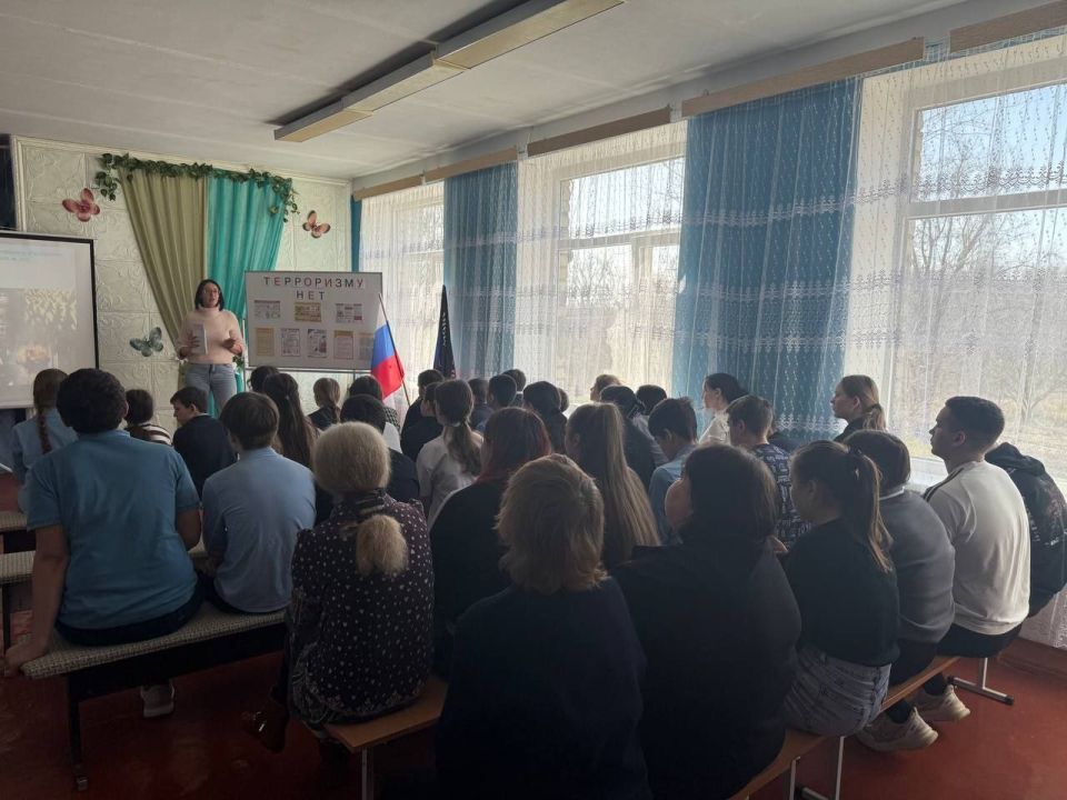 В Каменской школе прошло профилактическое мероприятие, посвященное противодействию терроризму и экстремизму В Каменской школе прошло профилактическое мероприятие, посвященное противодействию терроризму и экстремизму