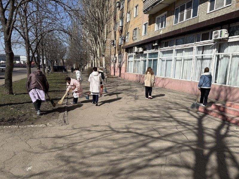 Сегодня, 12 марта, в Червоногвардейском районе предприятия, учреждения и организации продолжают наводить порядок на улицах и прилегающих территориях в рамках партийного проекта Единой России «Городская среда» Сегодня, 12 марта, в Червоногвардейском районе предприятия, учреждения и организации продолжают наводить порядок на улицах и прилегающих территориях в рамках партийного проекта Единой России «Городская среда»