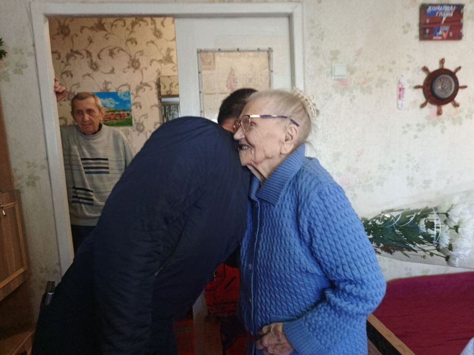 Александр Пеняев: От имени администрации Ясиноватского муниципального округа и от себя лично, совместно с председателем Ясиноватского муниципального совета Анной Бондарь, поздравил с 102-м днём рождения нашего уважаемого... Александр Пеняев: От имени администрации Ясиноватского муниципального округа и от себя лично, совместно с председателем Ясиноватского муниципального совета Анной Бондарь, поздравил с 102-м днём рождения нашего уважаемого...