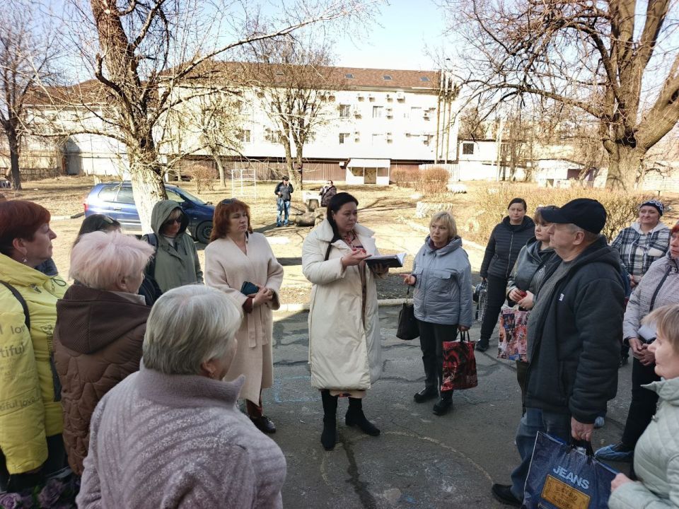 Сегодня в нашем офисе Шишкина Елена Николаевна — депутат Народного Совета Донецкой Народной Республики — провела важную встречу и личный приём граждан по личным вопросам Сегодня в нашем офисе Шишкина Елена Николаевна — депутат Народного Совета Донецкой Народной Республики — провела важную встречу и личный приём граждан по личным вопросам