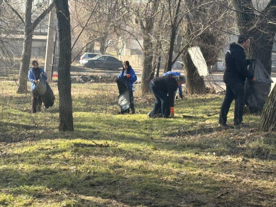 Сегодня в рамках партийного проекта Единой России «Городская среда» в Ворошиловском районе прошла экологическая акция «Чистый четверг» Сегодня в рамках партийного проекта Единой России «Городская среда» в Ворошиловском районе прошла экологическая акция «Чистый четверг»