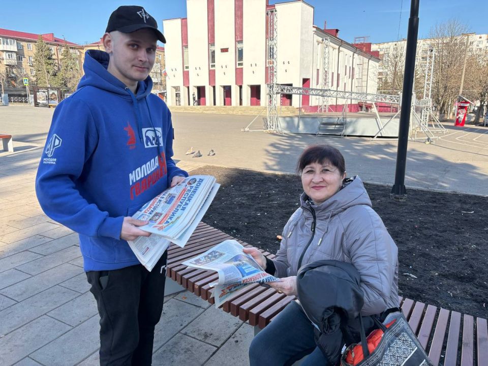 Активисты местного отделения партии "Единая Россия" активно распространяют свежий выпуск газеты "Донецкая Республика" Активисты местного отделения партии "Единая Россия" активно распространяют свежий выпуск газеты "Донецкая Республика"