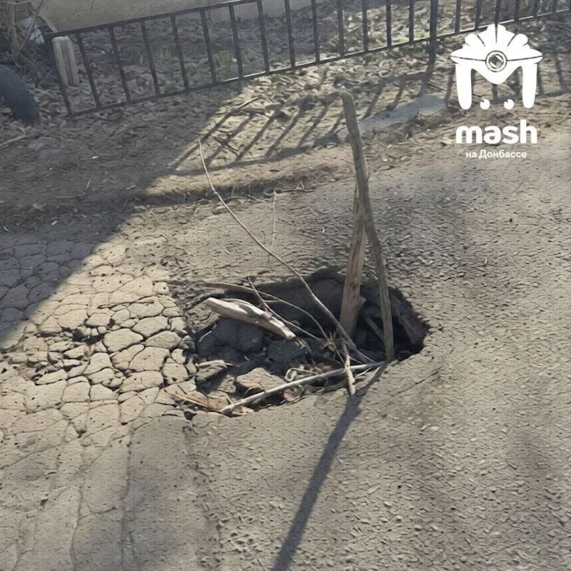 С приходим весны в Донецке сначала растаял снег, а теперь и асфальт С приходим весны в Донецке сначала растаял снег, а теперь и асфальт