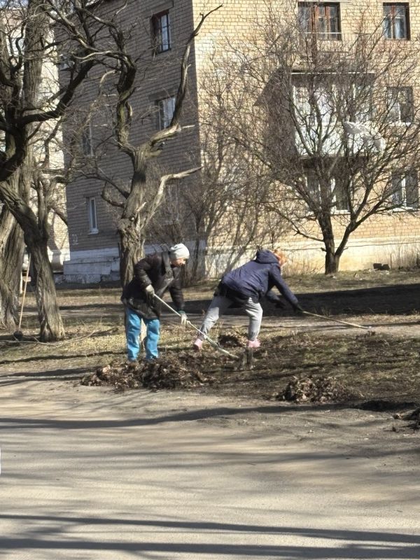Работники учреждений Ждановки присоединились к акции «Чистый четверг» Работники учреждений Ждановки присоединились к акции «Чистый четверг»