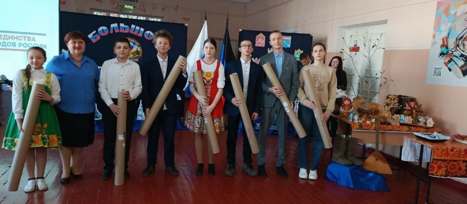 Сегодня в ГБОУ «Мироновская школа №10» прошло представление проекта «Большое путешествие «Необъятная Россия», ставшим ярким событием в жизни школы Сегодня в ГБОУ «Мироновская школа №10» прошло представление проекта «Большое путешествие «Необъятная Россия», ставшим ярким событием в жизни школы