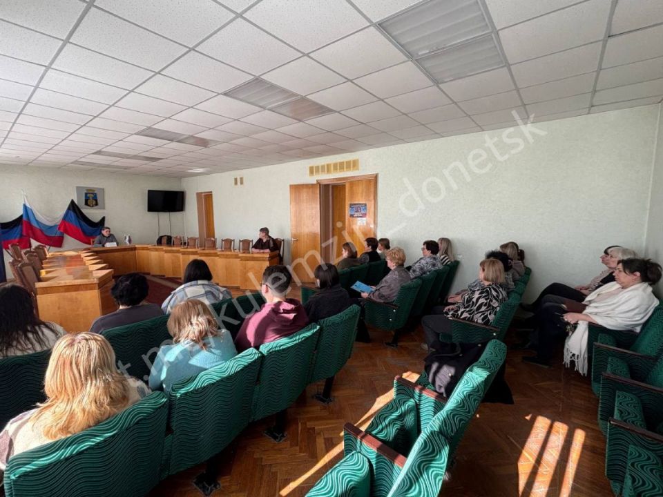 Первый заместитель главы администрации г. о. Донецк встретился с коллективом отделения социальной защиты населения № 5 – филиала ГБУ «Республиканский центр социальной защиты населения» Первый заместитель главы администрации г. о. Донецк встретился с коллективом отделения социальной защиты населения № 5 – филиала ГБУ «Республиканский центр социальной защиты населения»