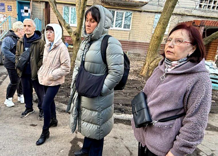 Руководитель управы Куйбышевского района Иван Адамец совместно с депутатами Донецкого городского совета Германом Полуниным, Дмитрием Пефтеевым, Валерием Солодовниковым, Эдуардом Момотом и представителями коммунальной сферы... Руководитель управы Куйбышевского района Иван Адамец совместно с депутатами Донецкого городского совета Германом Полуниным, Дмитрием Пефтеевым, Валерием Солодовниковым, Эдуардом Момотом и представителями коммунальной сферы...