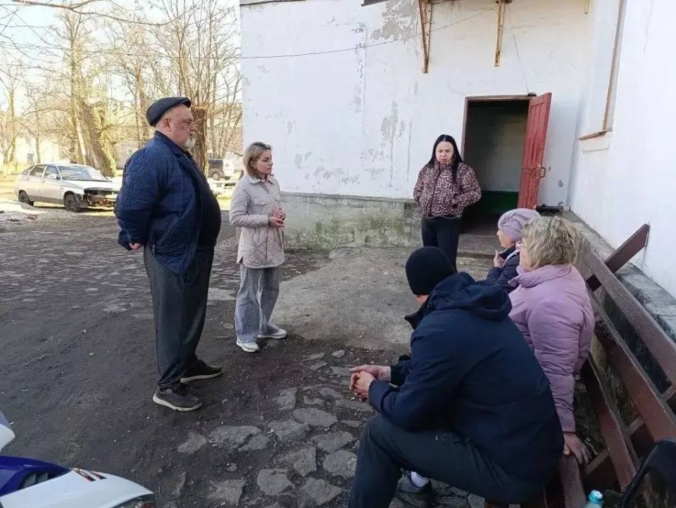Начальник Пролетарского территориального отдела Администрации городского округа Макеевка Виктория Тычинская провела встречу с населением на подведомственной территории по адресу: пгт Начальник Пролетарского территориального отдела Администрации городского округа Макеевка Виктория Тычинская провела встречу с населением на подведомственной территории по адресу: пгт