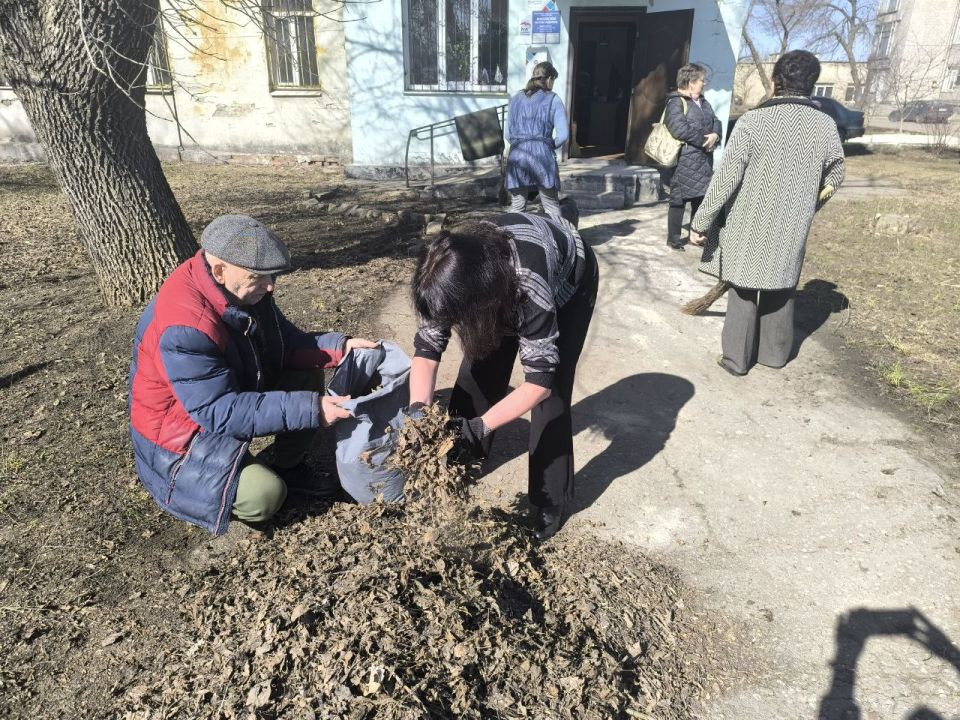 Сегодня, 12 марта, в Червоногвардейском районе предприятия, учреждения и организации продолжают наводить порядок на улицах и прилегающих территориях в рамках партийного проекта Единой России «Городская среда» Сегодня, 12 марта, в Червоногвардейском районе предприятия, учреждения и организации продолжают наводить порядок на улицах и прилегающих территориях в рамках партийного проекта Единой России «Городская среда»