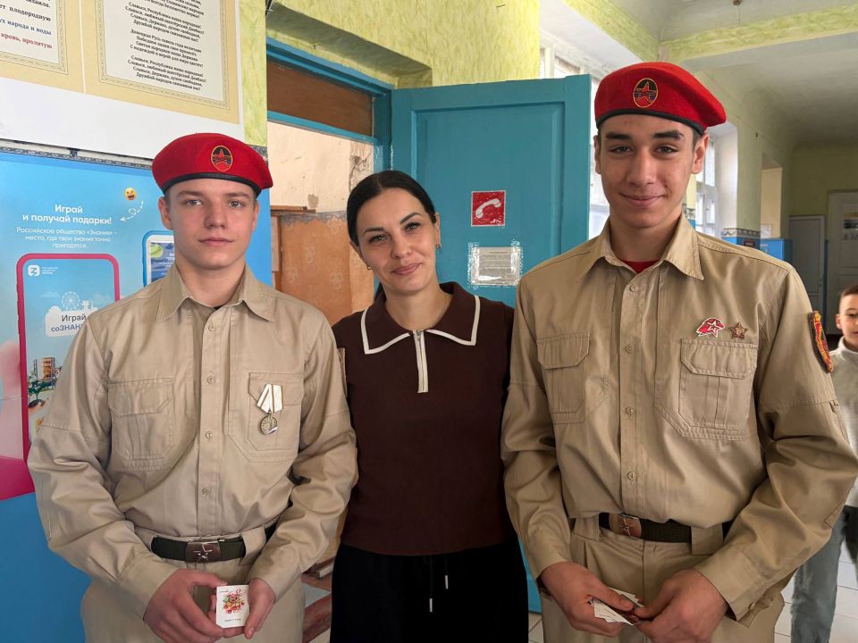 Юнармейцы поздравили любимых учителей! Юнармейцы поздравили любимых учителей!